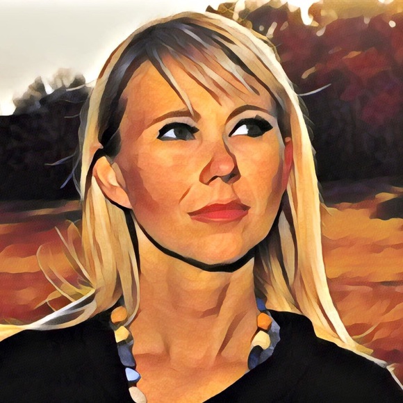 Meet your posher! ♡ - Picture 4 of 4